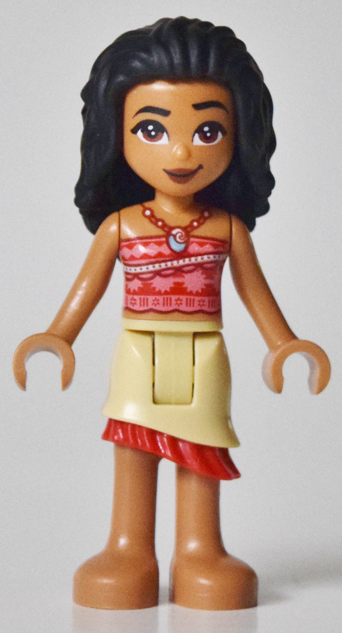 Vaiana — chemise rouge et rose, jupe beige (Moana - Red/Pink Shirt, Tan Skirt)