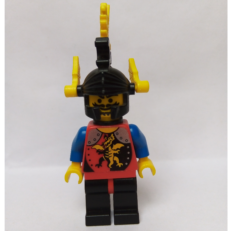 Chevalier (chevaliers dragon) - jambes noires, plumes jaunes, cape en plastique (Knight (Dragon Knights) - Black Legs, Yellow Plumes, Plastic Cape)