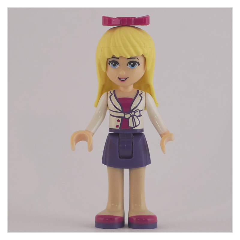Stephanie — veste blanche, jupe pourpre foncé, arc magenta (Stephanie - White Jacket, Dark Purple Skirt, Magenta Bow)