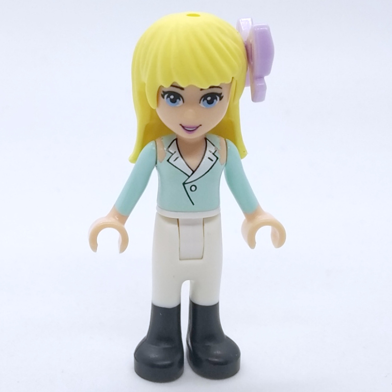 Stephanie — chemisier blanc, pantalon blanc, noeud (Stephanie - White Blouse, White Trousers, Bow)
