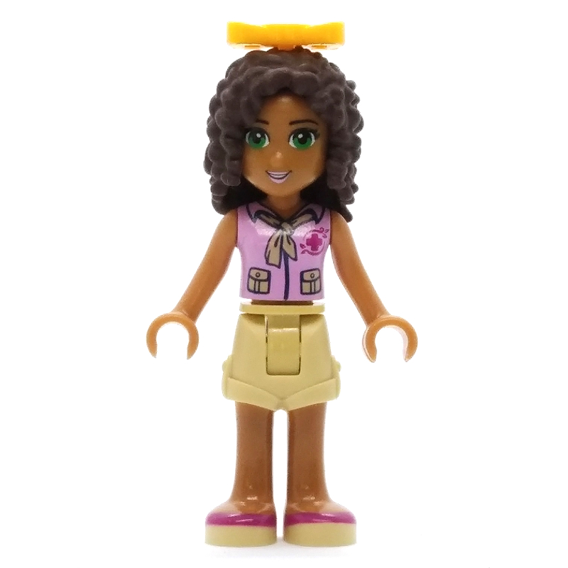 Andrea — haut rose vif, short beige, arc (Andrea - Bright Pink Top, Tan Shorts, Bow)