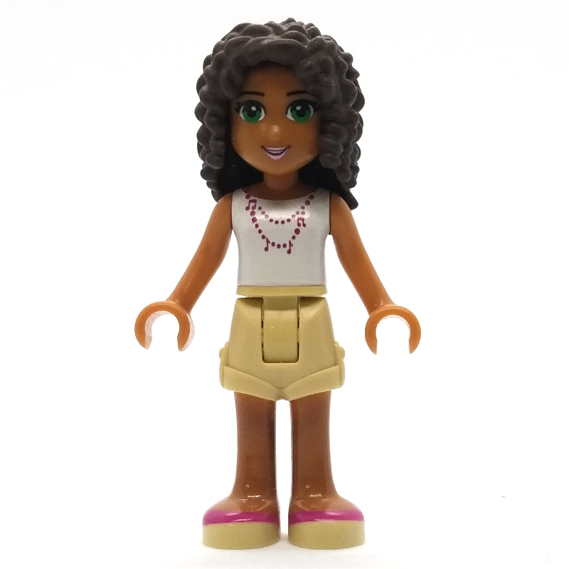 Andrea — haut blanc, short beige (Andrea - White Top, Tan Shorts)