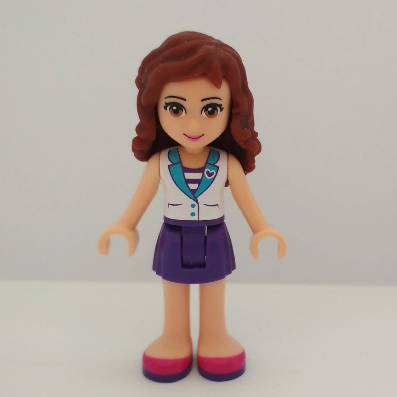 Olivia — chemisier blanc, jupe pourpre foncé (Olivia - White Blouse, Dark Purple Skirt)