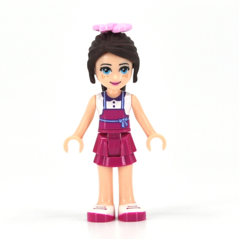 Naomi — haut blanc, tablier magenta (Naomi - White Top, Magenta Apron)