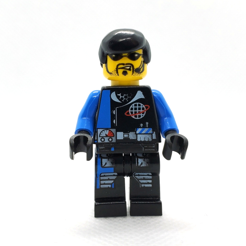 Charge avec des vêtements noirs et bleus (Charge with Black and Blue Clothing)