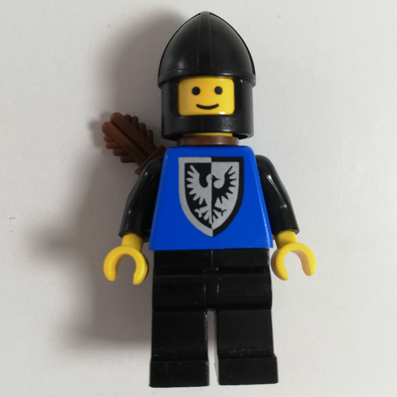 Archer (faucon noir) - jambes noires, hanches noires, bouclier pointu, mentonnière (Archer (Black Falcon) - Black Legs, Black Hips, Pointed Shield, Chin-Guard)