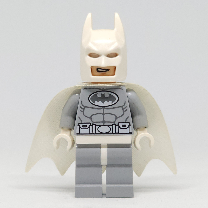 Batman, tenue gris bleuté clair, cape blanche et cagoule (Batman arctique) (Batman, Light Bluish Gray Suit, White Cape and Cowl (Arctic Batman))