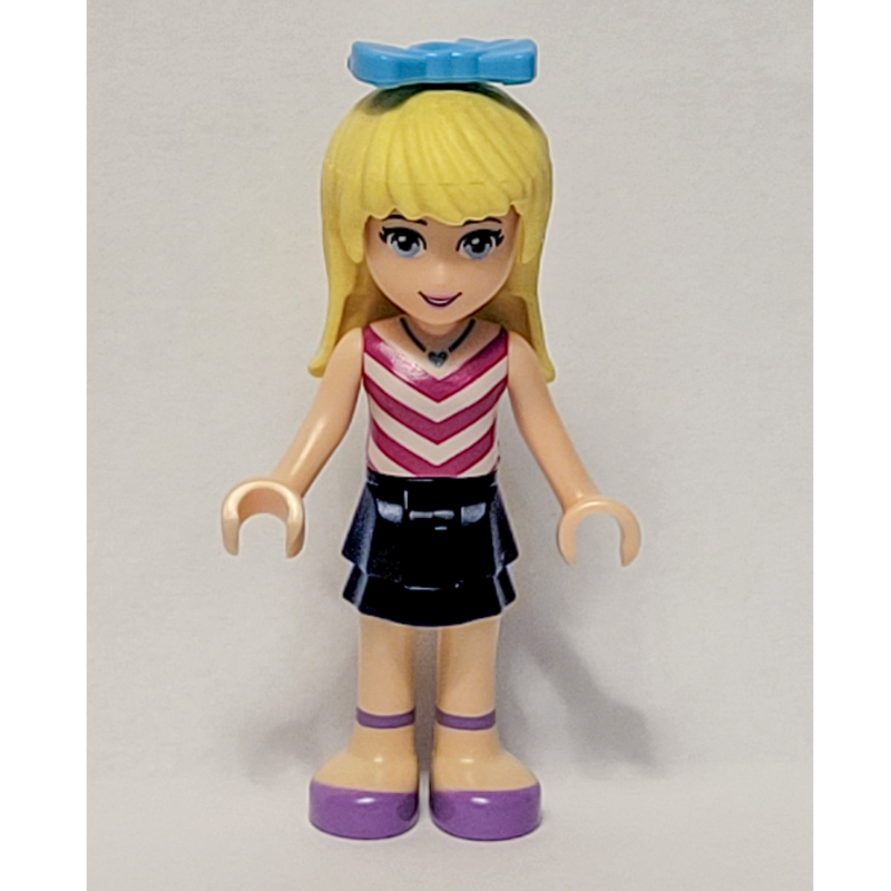 Stephanie — haut blanc et magenta, jupe bleu foncé (Stephanie - White/Magenta Top, Dark Blue Skirt)