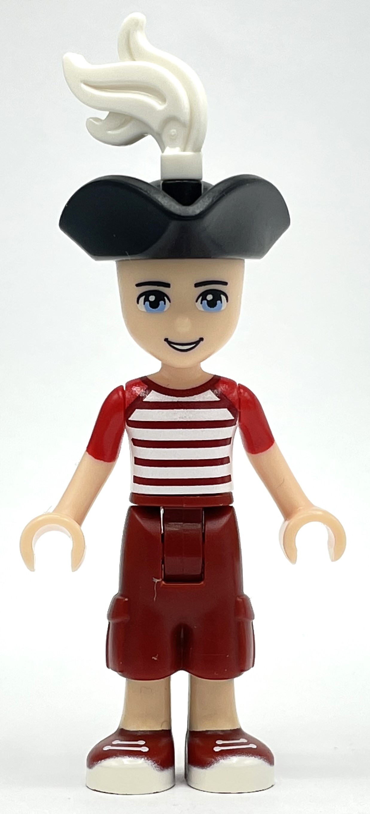 Zack - chemise rouge/blanc, pantalon rouge foncé, chapeau de pirate (Zack - Red/White Shirt, Dark Red Trousers, Pirate Hat)