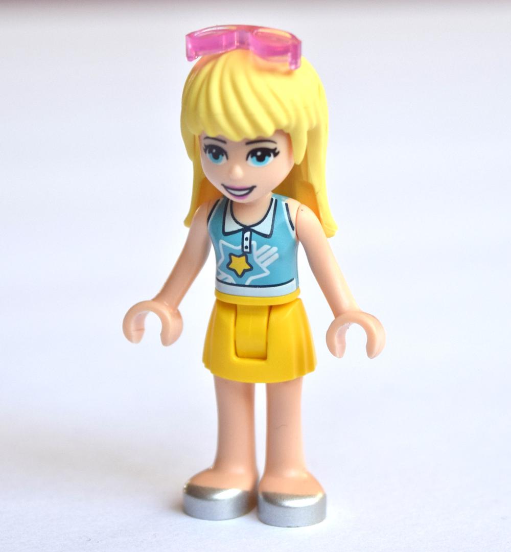 Stephanie — haut azur moyen, jupe jaune (Stephanie - Medium Azure Top, Yellow Skirt)