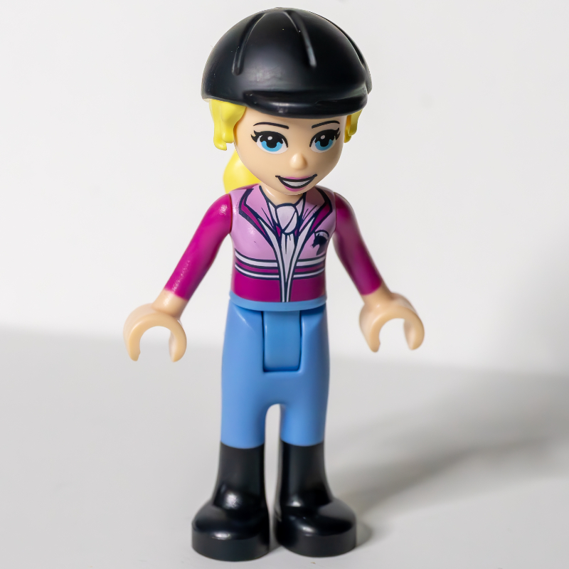 Stephanie — haut magenta et rose vif, pantalon bleu moyen, casquette noire (Stephanie - Magenta/Bright Pink Top, Medium Blue Trousers, Black Cap)