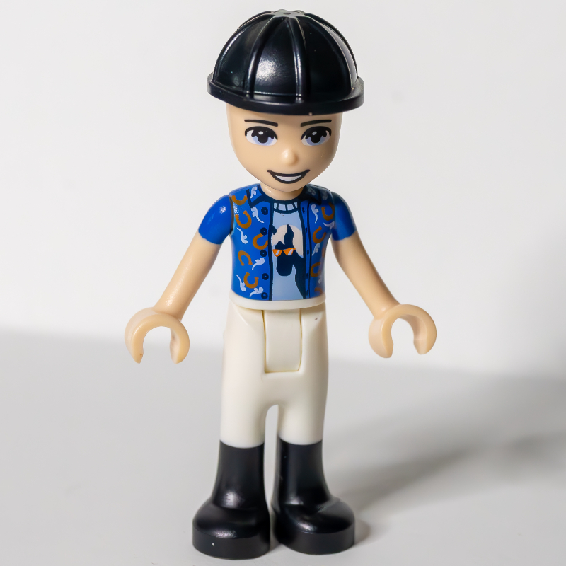Zack - veste bleu foncé, pantalon blanc, casquette noire (Zack - Dark Blue Jacket, White Trousers, Black Cap)