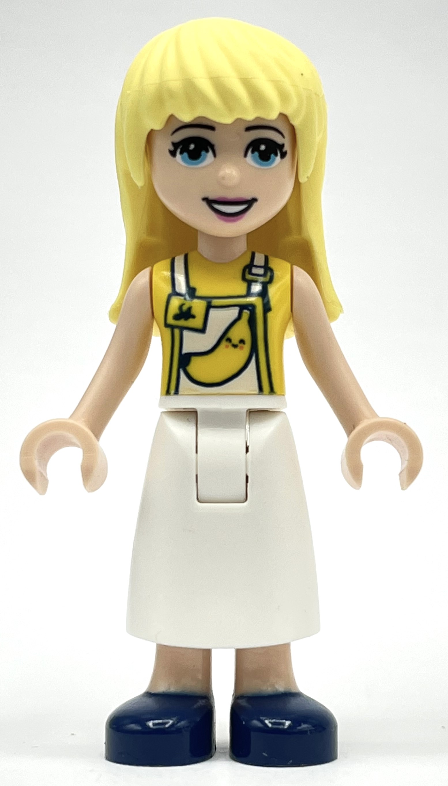 Stephanie — haut jaune, tablier blanc (Stephanie - Yellow Top, White Apron)