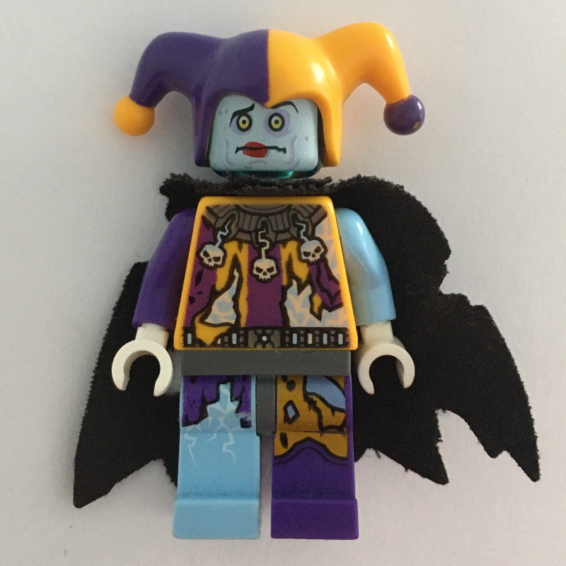 Jestro en tenue orange clair et violet foncé avec cape en lambeaux (Jestro in Bright Light Orange and Dark Purple Outfit with Tattered Cape)