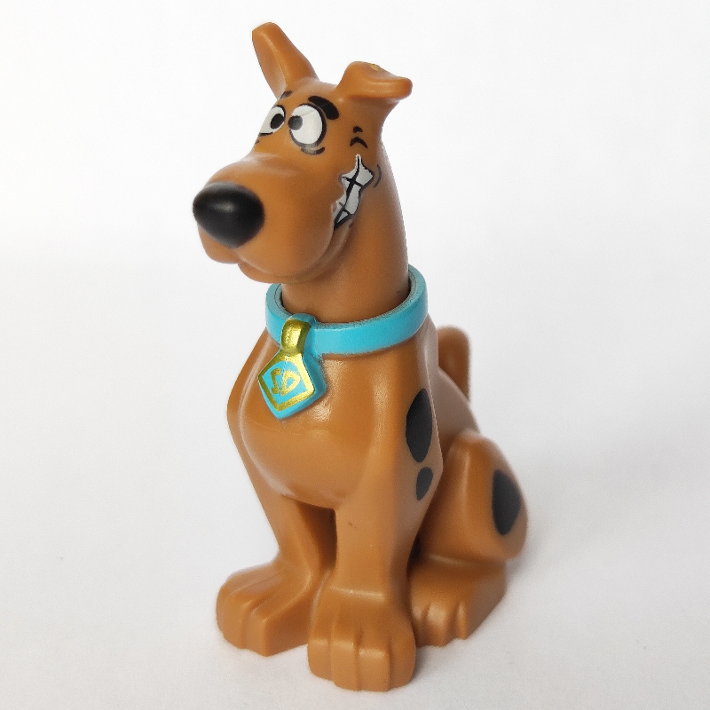 Scooby-doo assis avec des dents serrées et effrayées (Scooby-Doo Sitting Down with Scared, Clenched Teeth)