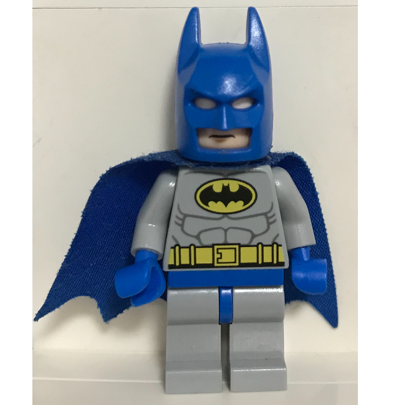 Batman, tenue gris bleuté clair, cagoule bleue et cape (Batman, Light Bluish Gray Suit, Blue Cowl and Cape)