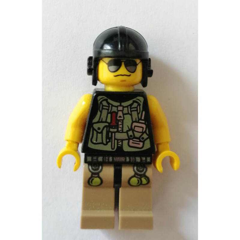 Héros avec gilet utilitaire (Hero with Utility Vest)