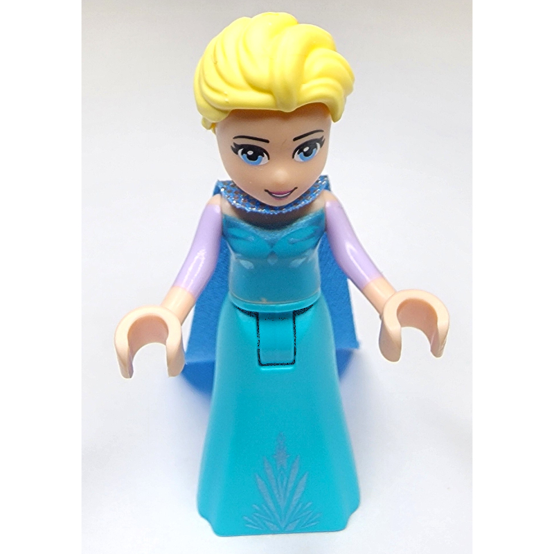 Elsa — robe azur moyen, cape bleu moyen - bouche fermée (Elsa - Medium Azure Dress, Medium Blue Cape - Closed Mouth)