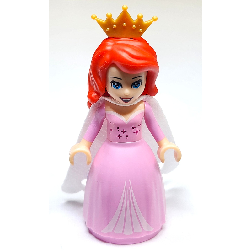 Ariel — forme humaine, robe rose vif, cape blanche (Ariel - Human Form, Bright Pink Gown, White Cape)