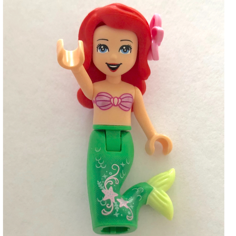 Ariel — forme sirène, haut rose, écailles vert foncé sur la queue (Ariel - Mermaid Form, Pink Top, Dark Green Scales on Tail)
