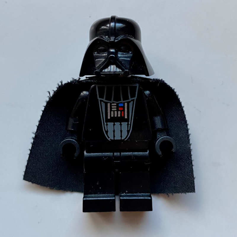 Dark Vador, peau gris bleuté clair, aucune cicatrice sur la joue droite (tête 3626b) (Darth Vader, Light Bluish Gray Skin, No Scars on Right Cheek (3626b Head))