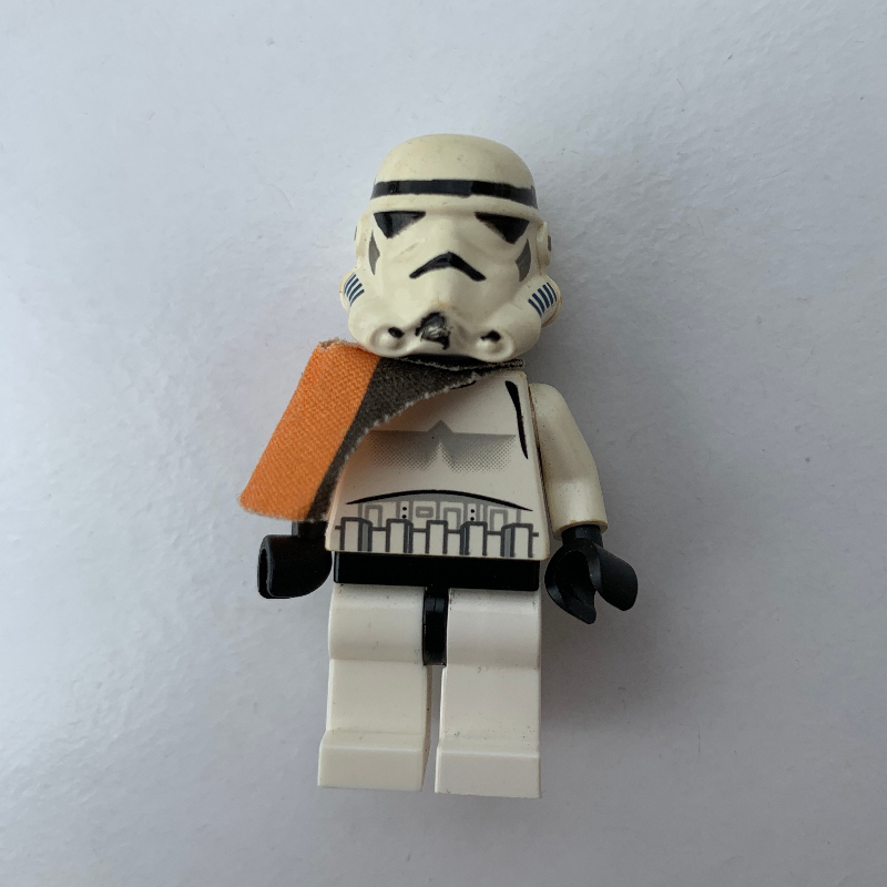 Sandtrooper chef d'escouade / capitaine, épaulière orange, support de cou, tête noire (Sandtrooper Squad Leader / Captain, Orange Pauldron, Neck Bracket, Plain Black Head)
