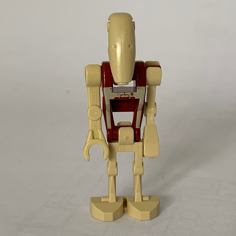 Sécurité droïde de bataille, torse rouge foncé avec motif imprimé beige et trois points rouges, un bras plié, un bras droit (Battle Droid Security, Dark Red Torso with Tan Print and Three Red Dots, One Bent Arm, One Straight Arm)