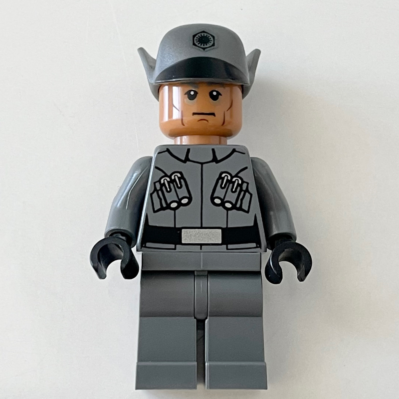 Officier de premier ordre / lieutenant / capitaine, peau nougat moyen (First Order Officer / Lieutenant / Captain, Medium Nougat Skin)