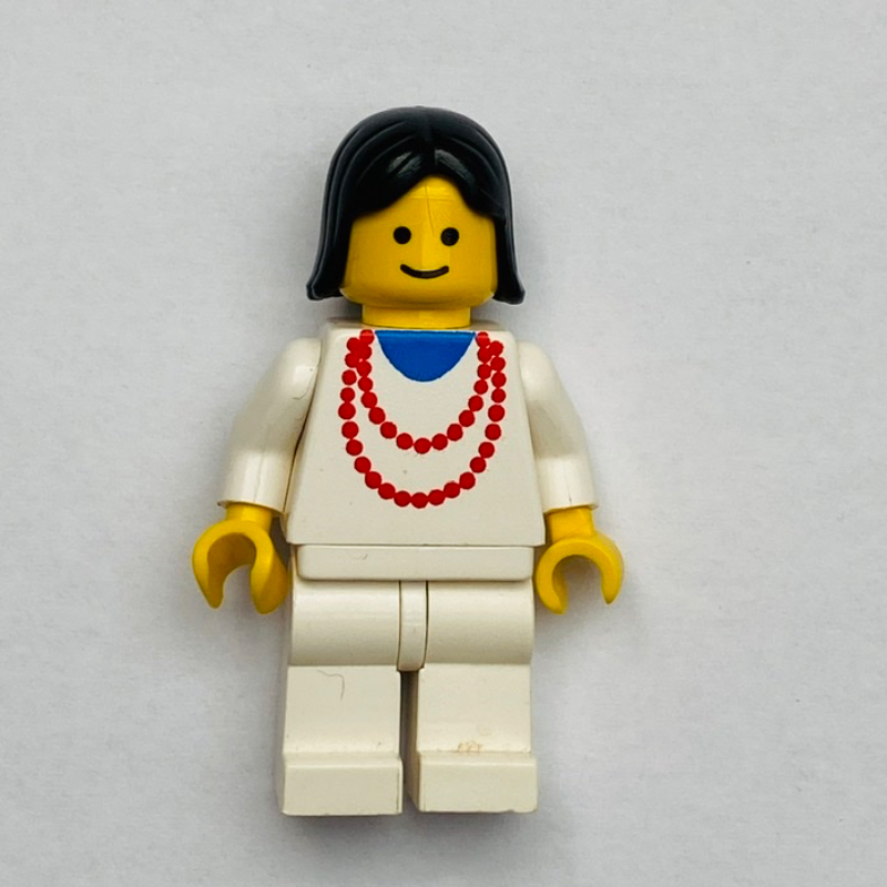 Femme - torse blanc, collier rouge, jambes blanches (Woman - White Torso, Red Necklace, White Legs)