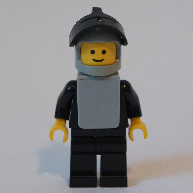 Chevalier (château jaune) - noir avec visière (Knight (Yellow Castle) - Black with Visor)
