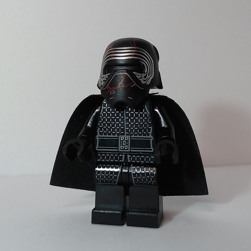 Kylo Ren, casque avec des fissures rouges, cape (Kylo Ren, Helmet with Red Cracks, Cape)