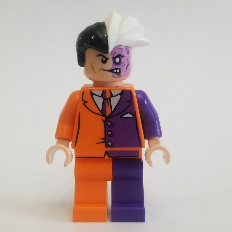 Biface en costume orange et violet (Two-Face in Orange and Purple Suit)