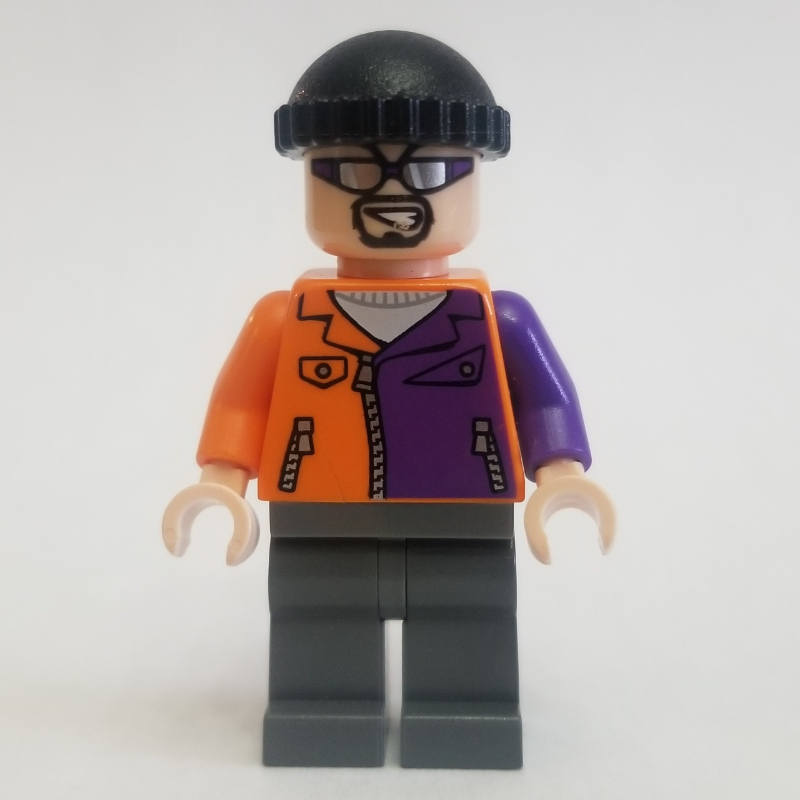 Homme de main à Double-Face en tenue orange et violette avec des lunettes (Two-Face's Henchman in Orange and Purple Outfit with Glasses)