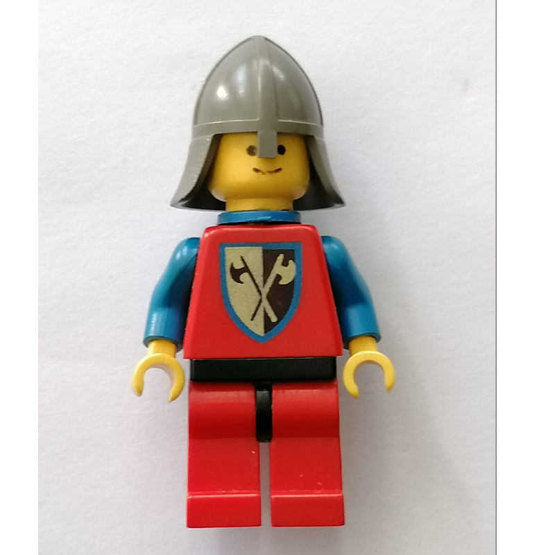 Chevalier (pipe crusader) - jambes rouges, cape en plastique (Knight (Crusader Axe) - Red Legs, Plastic Cape)