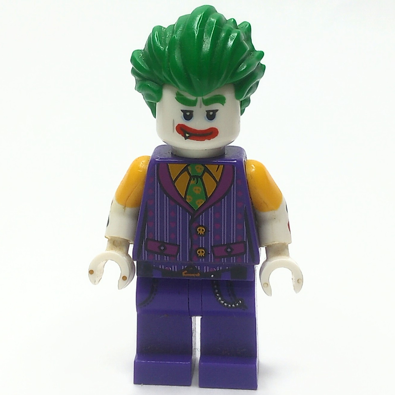 Le Joker avec gilet pourpre foncé et chemise orange clair vif (The Joker with Dark Purple Vest and Bright Light Orange Shirt)