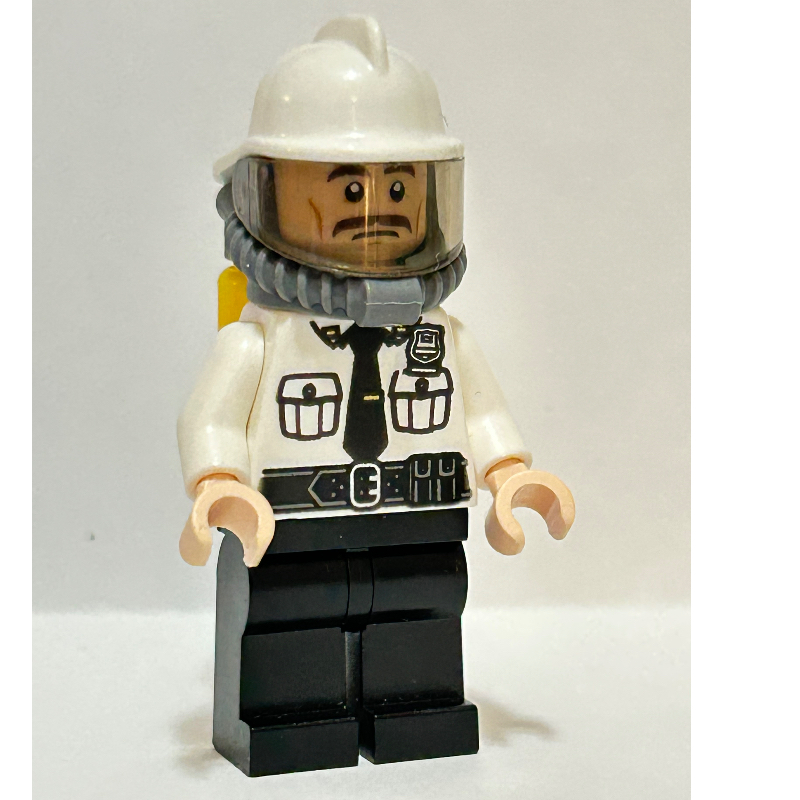 Garde de sécurité avec casque, visière et réservoirs d'air (Security Guard with Helmet, Visor, and Air Tanks)