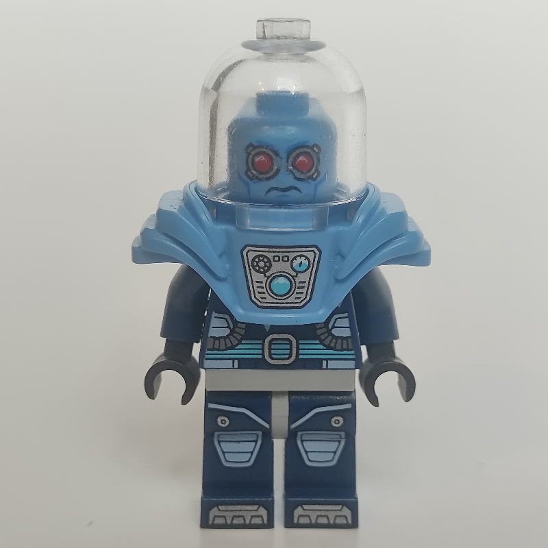 Mr. gel avec des lunettes rouges et une armure d'épaule (Mr. Freeze with Red Goggles and Shoulder Armor)