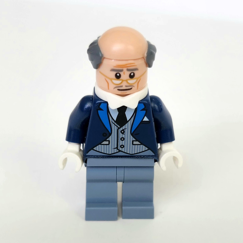 Alfred Pennyworth, chauve, costume bleu foncé avec gilet à rayures (Alfred Pennyworth, Balding, Dark Blue Suit with Pinstripe Vest)