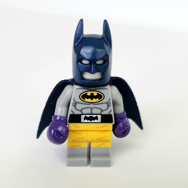 Batman, costume gris bleuté clair, cape et capot bleu foncé, tenue de boxe (Batman, Light Bluish Gray Suit, Dark Blue Cape and Cowl, Boxing Outfit)