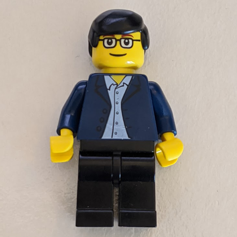 Homme - veste bleu foncé, jambes noires, lunettes (Man - Dark Blue Jacket, Black Legs, Glasses)