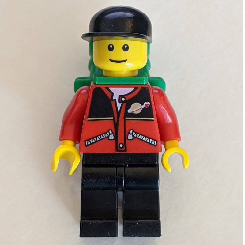 Homme - veste rouge, jambes noires, casquette noire, sac à dos vert (Man - Red Jacket, Black Legs, Black Cap, Green Backpack)