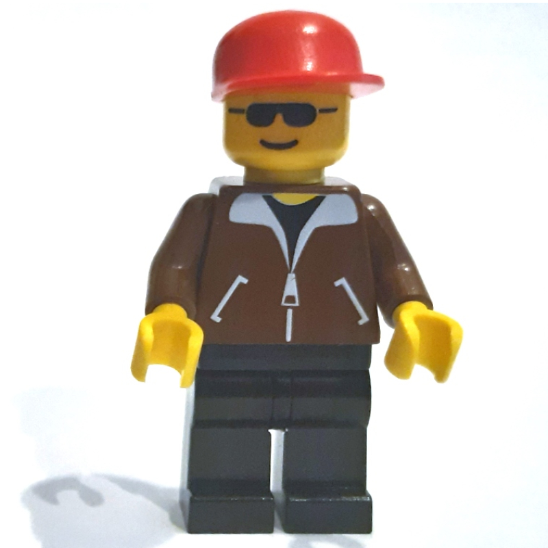 Homme - veste marron, jambes noires, casquette rouge (Man - Brown Jacket, Black Legs, Red Cap)