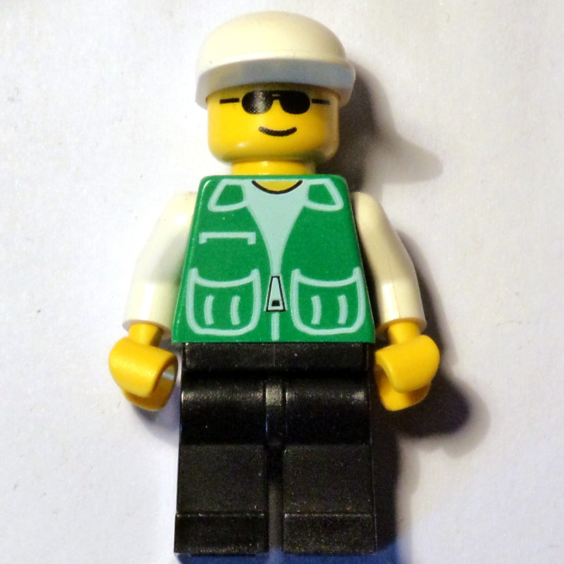 Homme, veste verte, jambes noires, casquette blanche (Man, Green Jacket, Black Legs, White Cap)