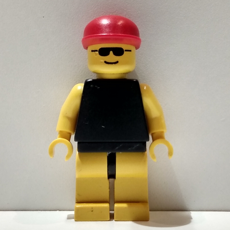 Homme - chemise noire, jambes jaunes, casquette rouge (Man - Black Shirt, Yellow Legs, Red Cap)