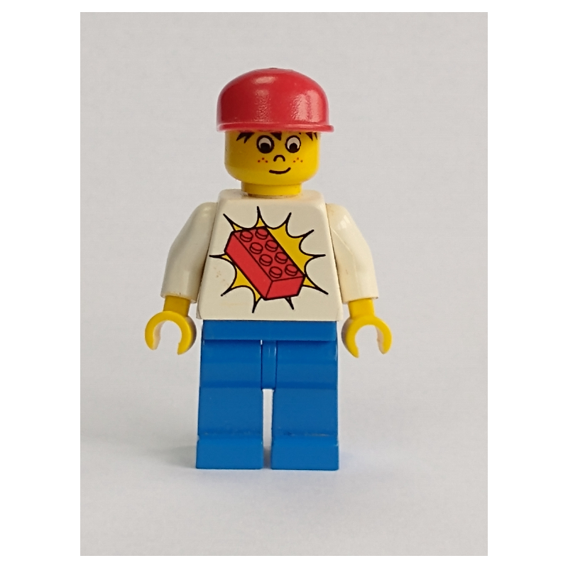 Homme - torse blanc avec brique rouge, jambes bleues, casquette rouge (Man - White Torso with Red Brick, Blue Legs, Red Cap)