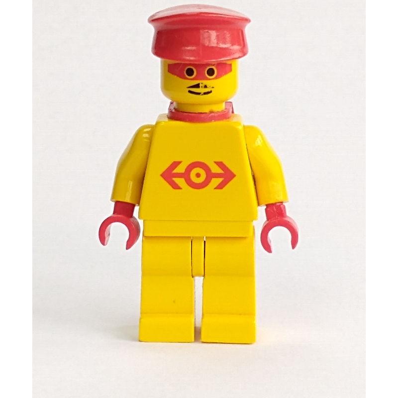 Employé de train - torse jaune, jambes jaunes, chapeau rouge, masque rouge, cape rouge (Train Employee - Yellow Torso, Yellow Legs, Red Hat, Red Mask, Red Cape)