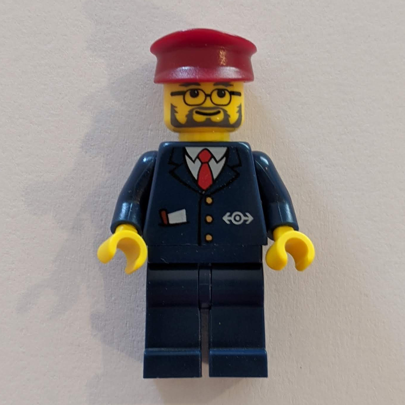 Conducteur - veste bleu foncé, jambes bleu foncé, chapeau rouge foncé, lunettes, barbe (Conductor - Dark Blue Jacket, Dark Blue Legs, Dark Red Hat, Glasses, Beard)