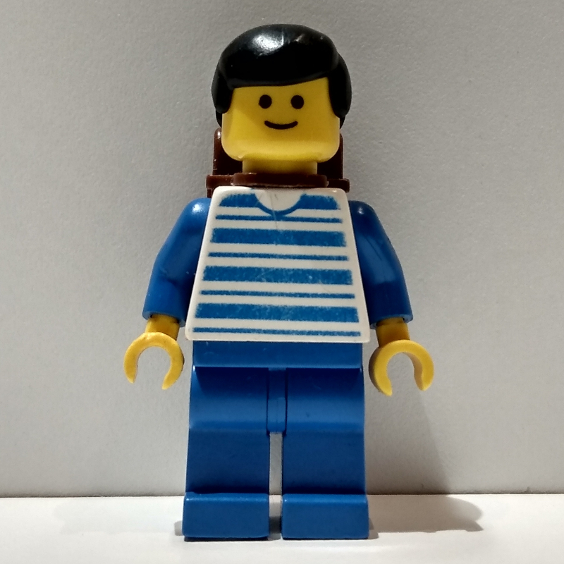 Homme - torse rayé bleu/blanc, jambes bleues, sac à dos brun (Man - Blue/White Striped Torso, Blue Legs, Brown Backpack)