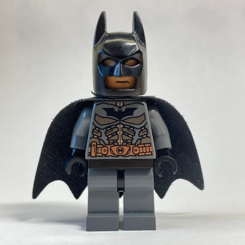 Batman, tenue gris bleuté foncé, cape et cagoule noires, tête nougat clair, hanches noires (Batman, Dark Bluish Gray Suit, Black Cape and Cowl, Light Nougat Head, Black Hips)