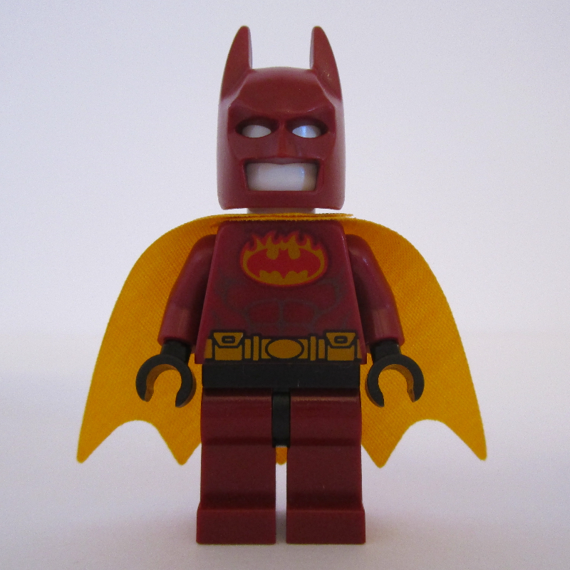 Batman, tenue rouge foncé, cape orange clair vif, cagoule rouge foncé (tenue de pompier) (Batman, Dark Red Suit, Bright Light Orange Cape, Dark Red Cowl (Firestarter Outfit))